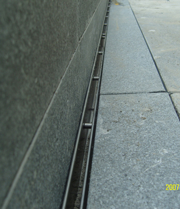Side seam drainage ditch